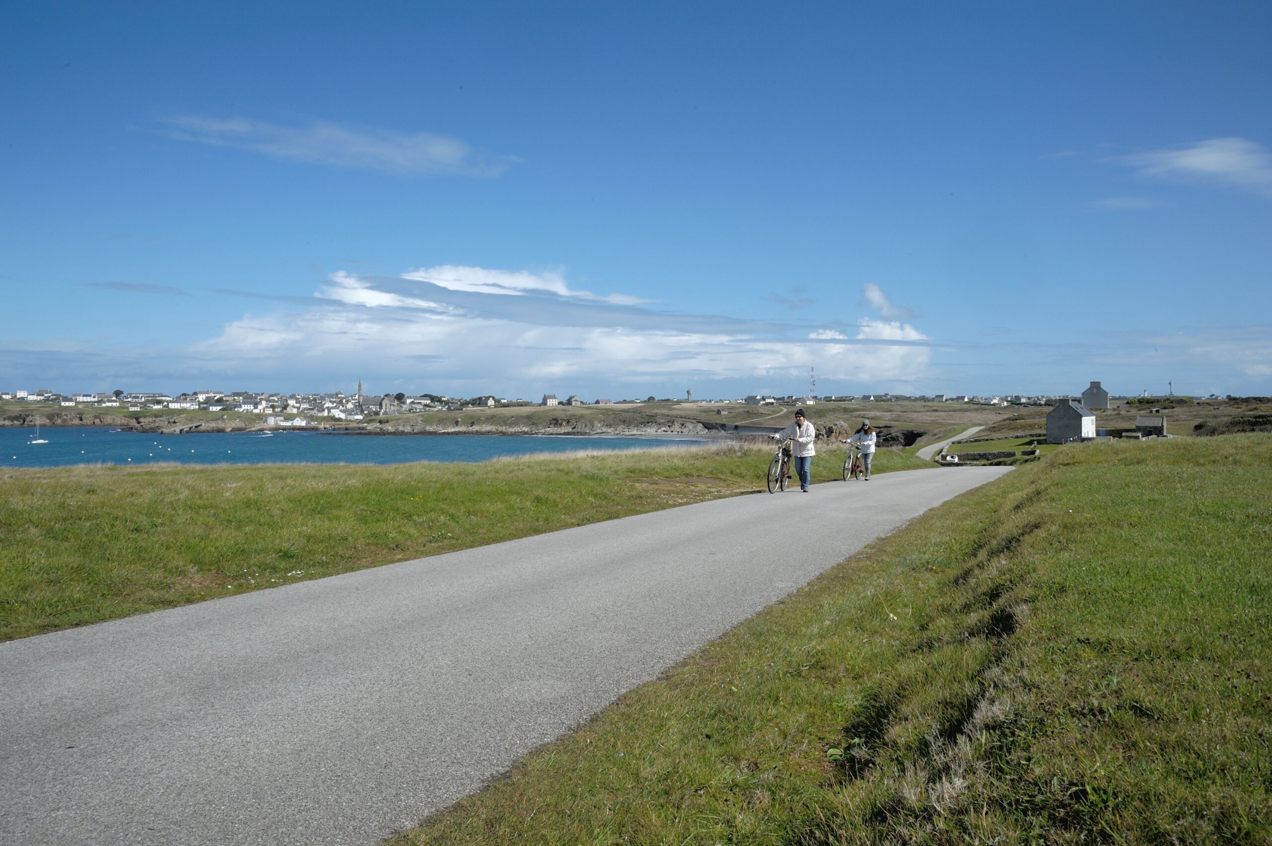 Cyclistes roulant sur une piste cyclable côtière près de La Faute-sur-Mer